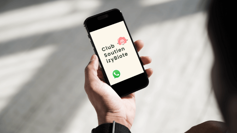 pack fodmap - photo de femme qui tient un téléphone avec image du club soutien izybiote